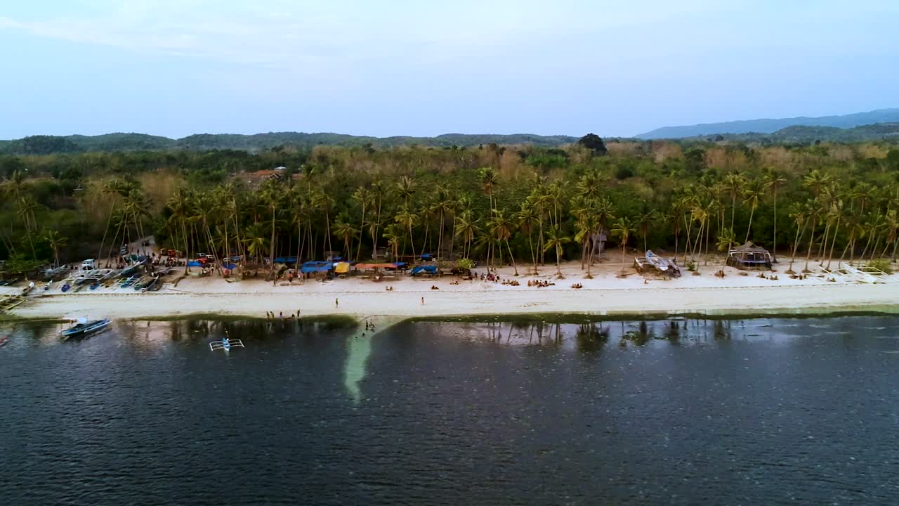 panorámica aérea a lo largo de la playa de paliton al atardecer, siquijor, visayas, filipinas