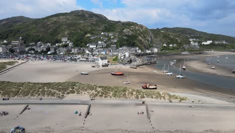 Barmouth-Beach-Mit-Tide-Aus-Nordwales,-Britische-Küstenstadt-Im-Sommer-Luftaufnahmen