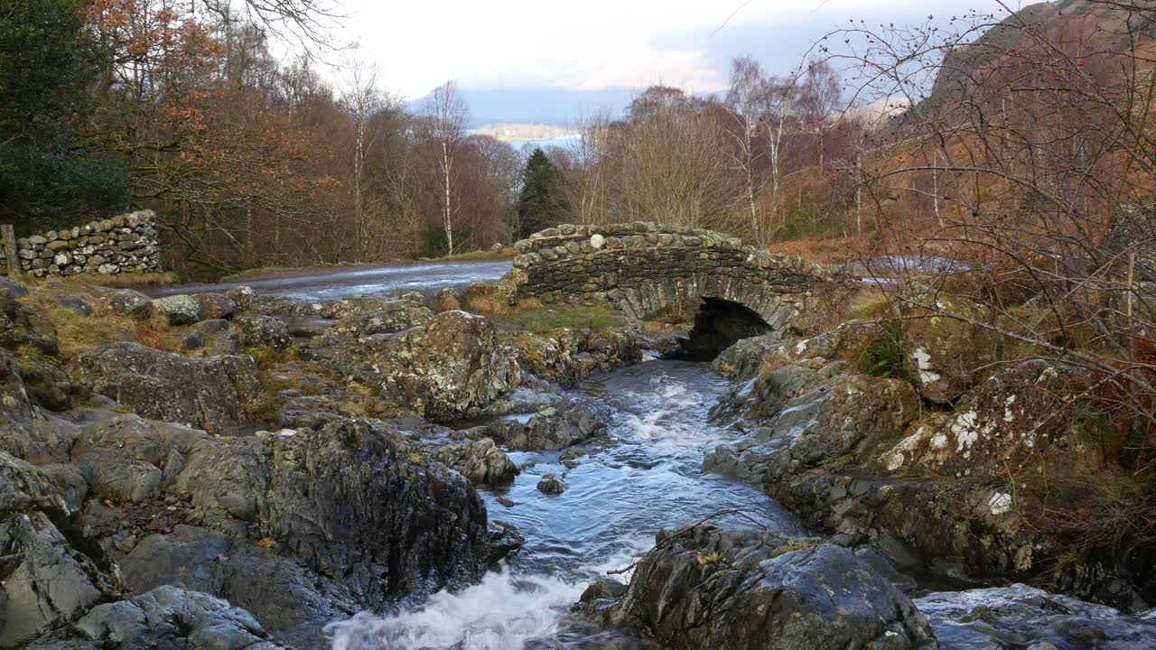 Ashness Bridge è un piccolo ponte di pietra per cavalli da soma su un ruscello vicino a Keswick nel Distretto dei Laghi inglese. Questa è la versione lunga UHD4K, la versione breve è anch'essa disponibile