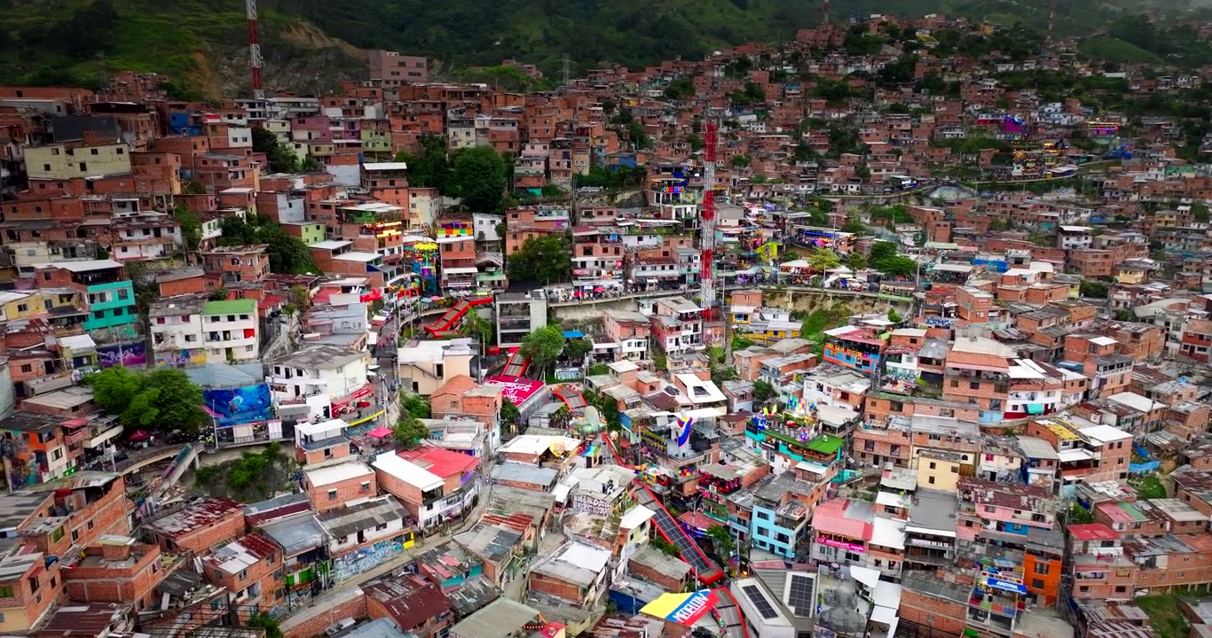 Popoloso e densamente costruito quartiere Comuna 13 a Medellin, Colombia. Ripresa aerea.
