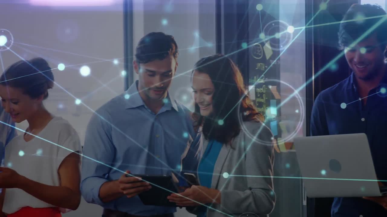 animación de conexiones entre diversas compañeras y compañeros de trabajo en la oficina