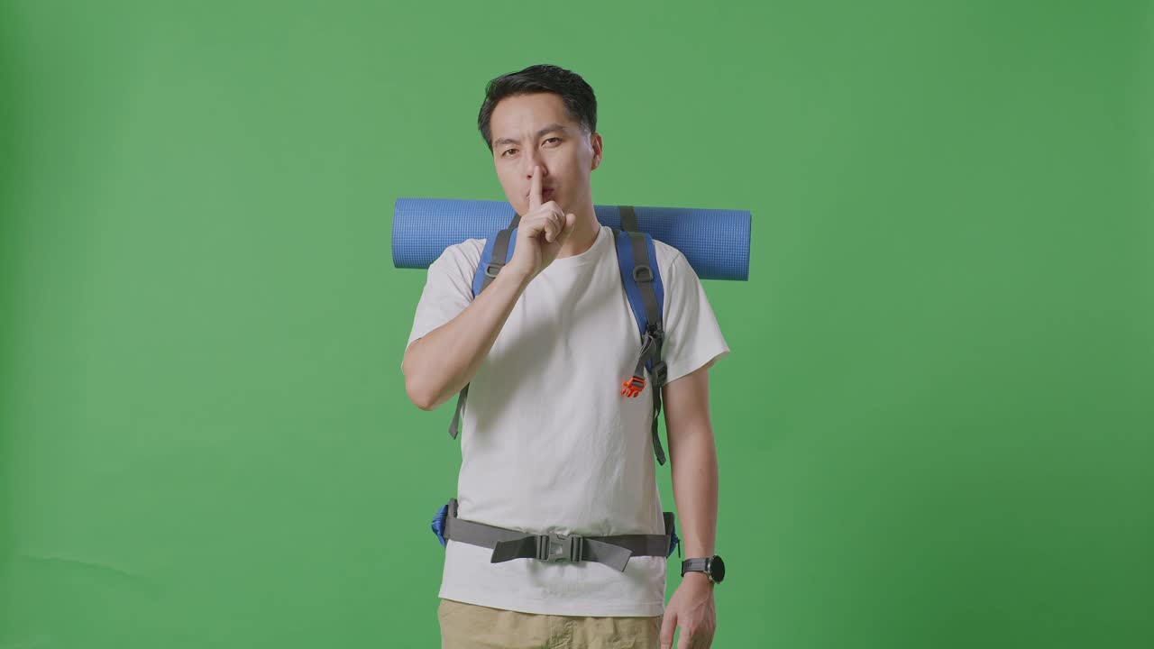 배을 들고 있는 남자가 침을 요구하고 있습니다.