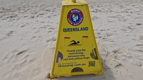 señal de seguridad y banderas en la playa de currumbin