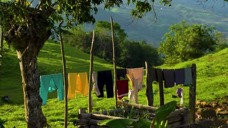 Ropa-Colgada-Afuera-Para-Secarse-En-Un-Hermoso-Paisaje-Verde-De-Laderas-En-América-Del-Sur