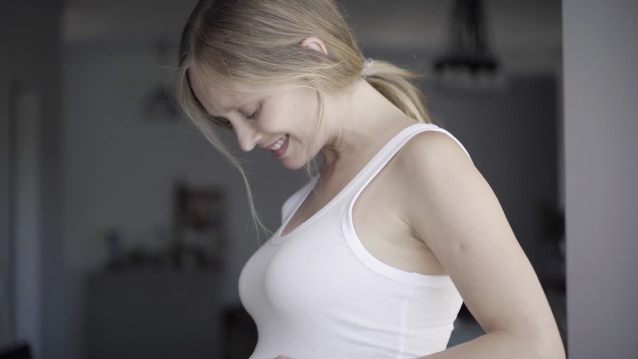 배 를 마사지 하는 임산부 의  ⁇  면