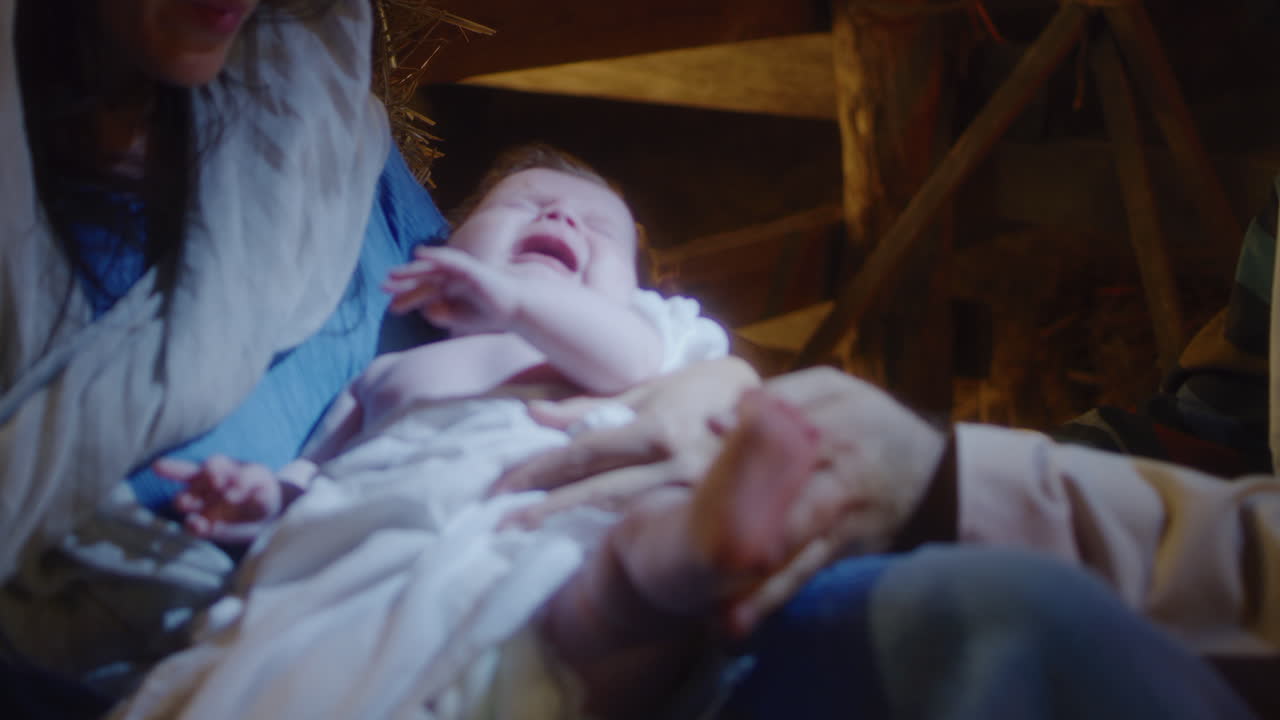 la sagrada familia: un bebé recién nacido jesús en el establo