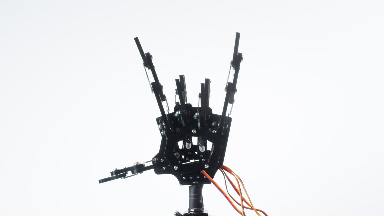 la mano mecánica del robot