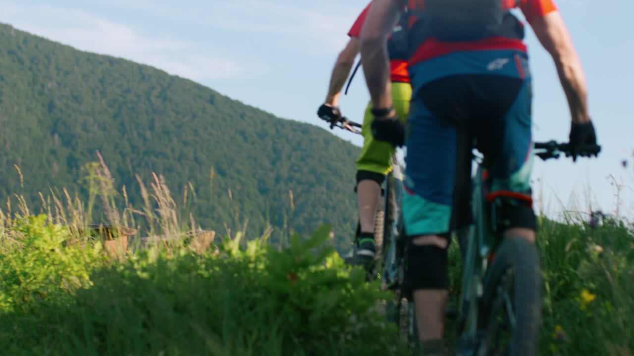 Due mountain biker su un sentiero panoramico