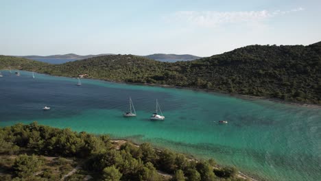 Kleiner-Idyllischer-Ankerplatz-In-Kroatien