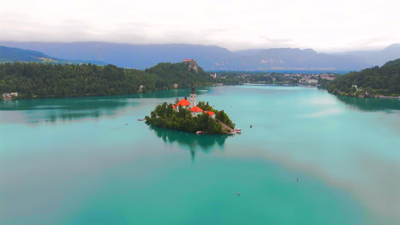 Splendide riprese con drone del Lago di Bled, Slovenia, che mostrano l'iconica isola, il castello e i paesaggi lussureggianti.