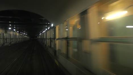 tren de metro llegando a la estación de metro