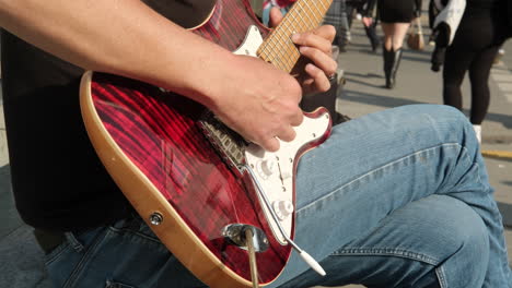 Ein-Gitarrist-Spielt-Auf-Der-Straße-In-Zweifacher-Zeitlupe-Eine-E-Gitarre