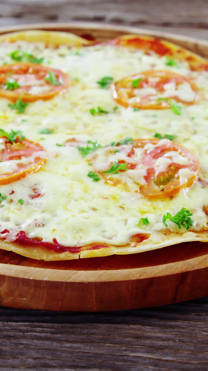 pizza al horno con aderezos de tomate cereza