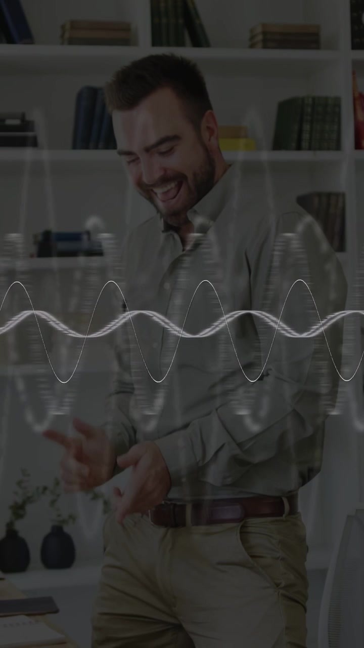 Video verticale: Uomo che parla gesticolando in ufficio, una forma d'onda appare sopra il laptop per una dimostrazione aziendale.