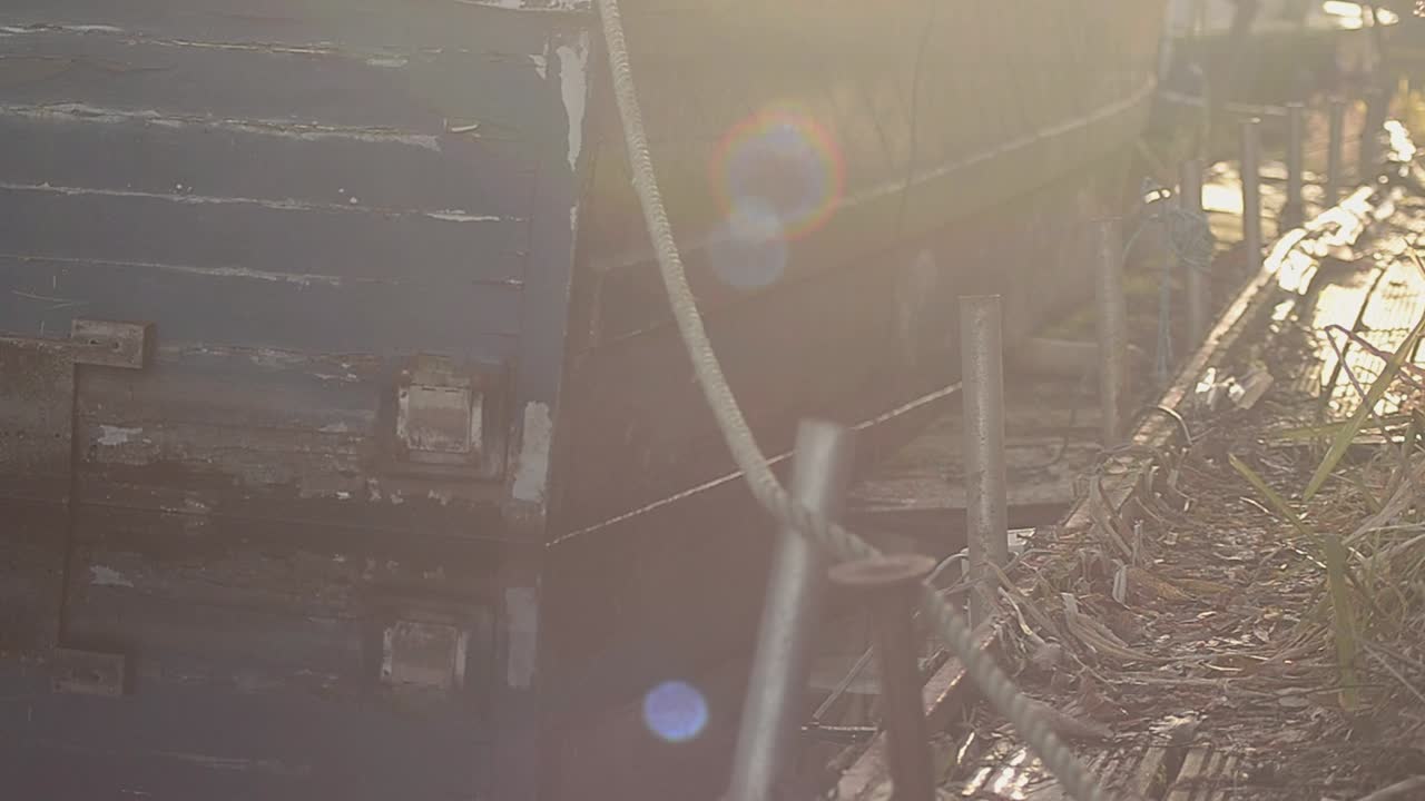 석양 강에 오래 된 보트