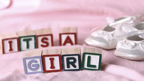 su mensaje de chica en bloques de letras al lado de botas en una manta rosa