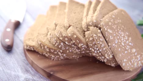 pan de avena en rebanadas en una tabla de madera