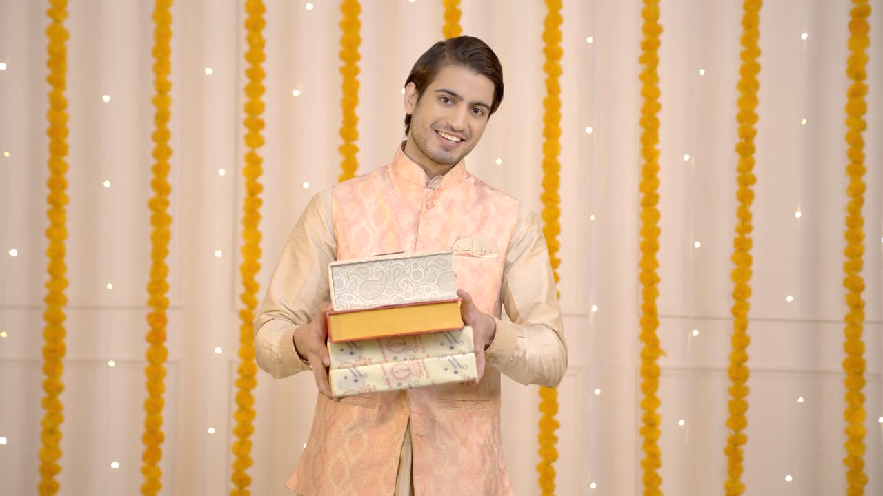 Uomo indiano con scatole di dolci per Diwali