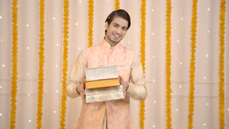 hombre indio con cajas dulces en diwali