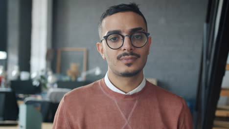 retrato de un hombre en una oficina