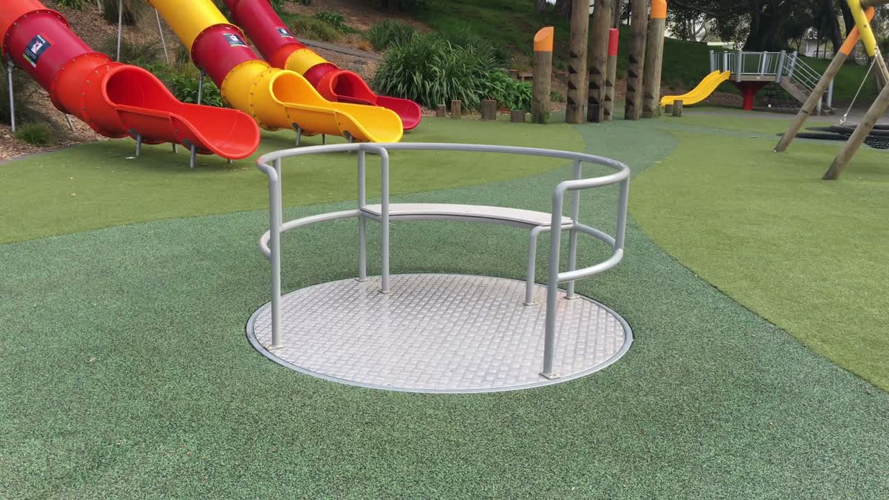 놀이터 공원에서 공허하게 회전하는 카루셀