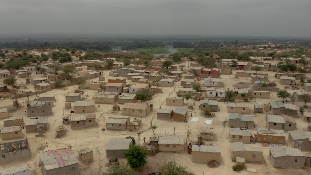 Angola, flygbild över en liten lerhyddby, Caxito, Bengo, Afrika 1