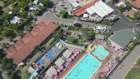 Toma-Aérea-De-La-Piscina-En-El-Camping-Eden-En-El-Lago-De-Garda,-Italia