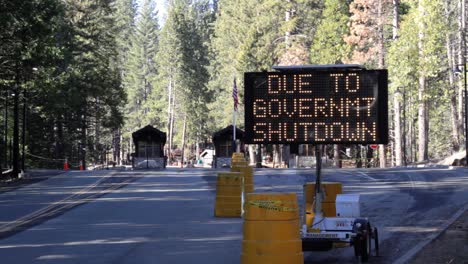 Digitales-Schild,-Das-Besuchern-Von-Yosemite-Mitteilt,-Dass-Der-Park-Aufgrund-Der-Schließung-Der-Bundesregierung-Geschlossen-Ist