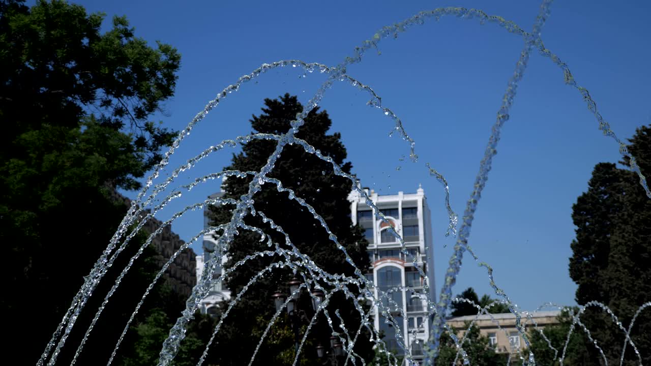 여름날에 시티 파크의 중심에 떨어지는 물 이 있는 분수.