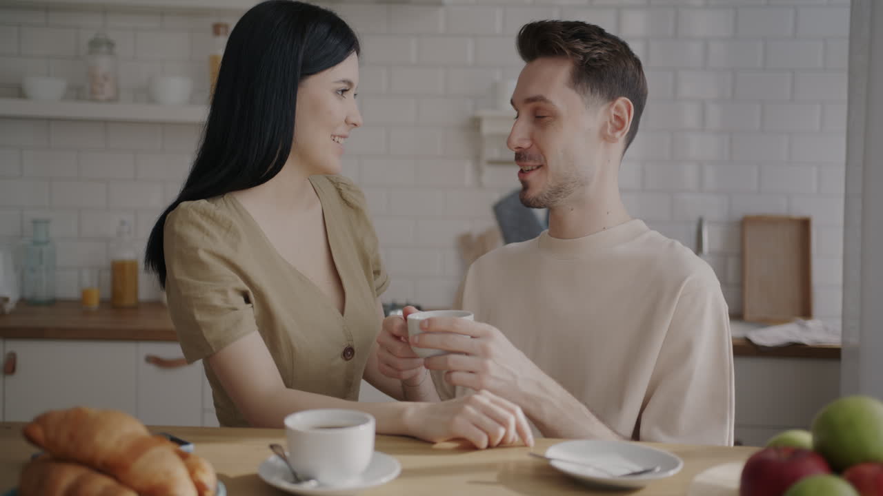 부부가 부에서 아침 식사를 즐기고 있다