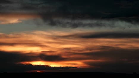 Timelapse-De-Un-Cielo-Colorido-Que-Se-Oscurece-Con-Nubes-En-Movimiento