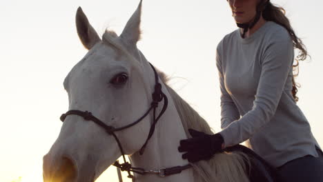 Eine-Junge-Frau,-Die-Auf-Einem-Pferd-Auf-Einer-Ranch-Reitet