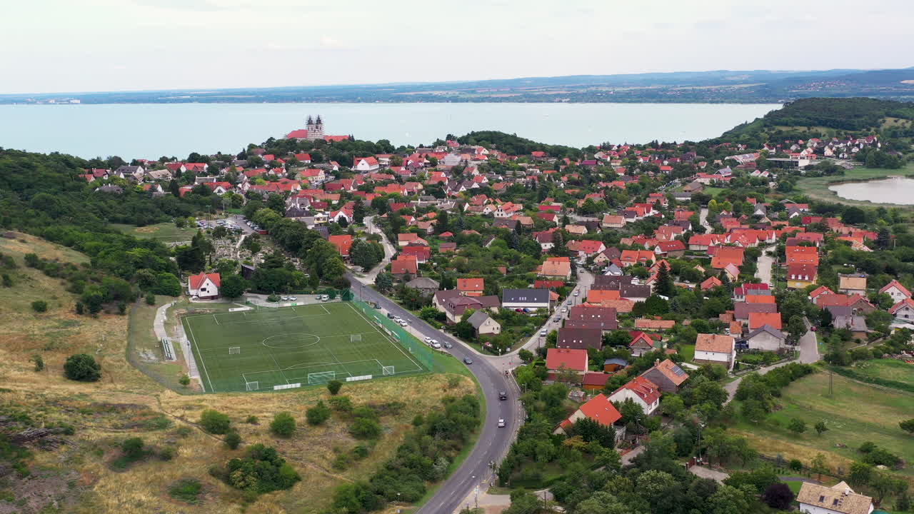 Pyörivä lennokkikuva rakennuksista ja kaduista Fertődissä, Unkarissa.