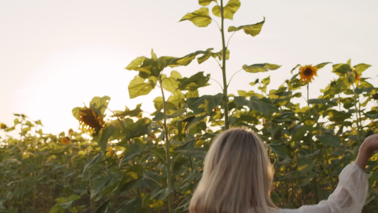 어린 딸은 소파에서 자고 아빠는 이불로 그녀를 덮는다