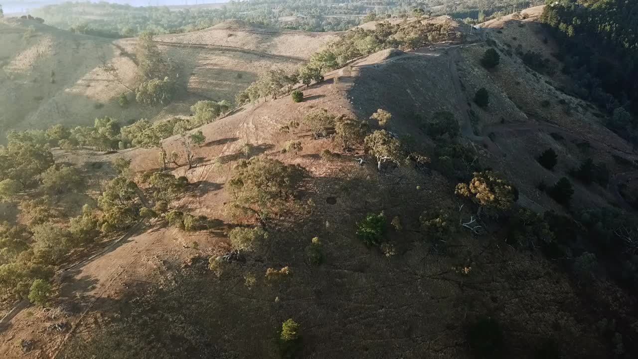 Riprese aeree con drone di un paesaggio vicino alle sorgenti superiori del Lago Eildon, vicino a Mansfield nel Victoria centrale, Australia
