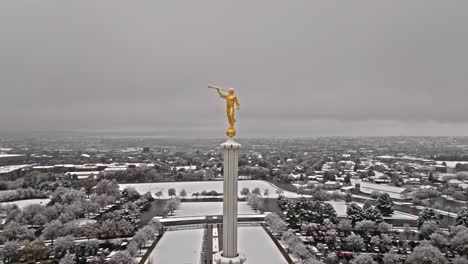 Luftparallaxe-Um-Den-Goldenen-Engel-Moroni-Auf-Dem-Schneebedeckten-Mormonentempel-Von-Provo-Lds