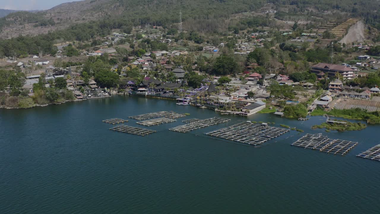 antena de muchas granjas de algas marinas en un lago alrededor del volcán monte batur en bali, indonesia
