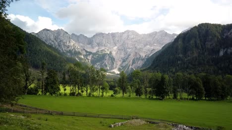 雲在山上和草原前面有樹木, 歐洲阿爾卑斯山的原始農村風景, jezersko, 斯洛文尼亞, 向上傾斜揭示拍攝