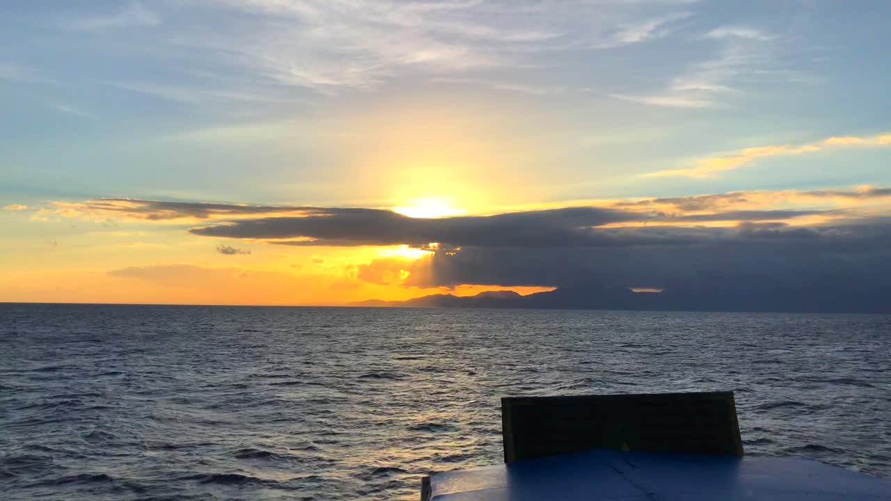 인도네시아 발리의 비트 보트에서 일몰을 감상