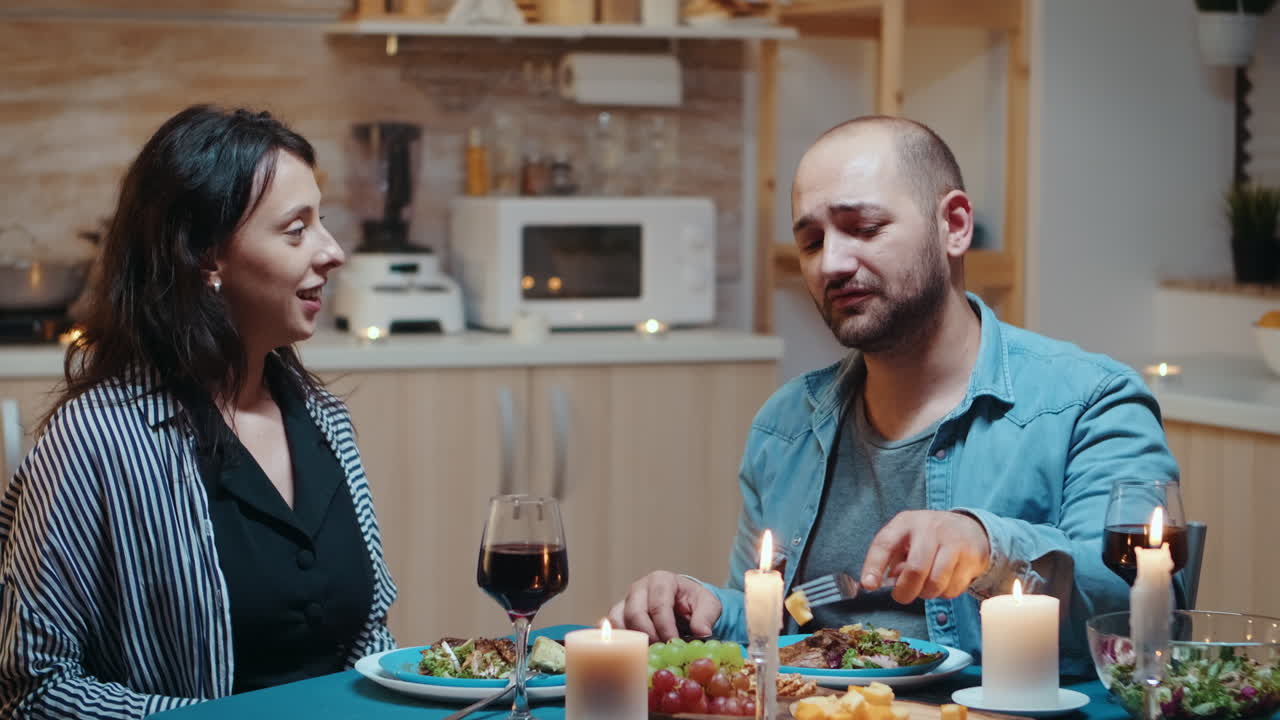 pareja feliz con noticias de embarazo