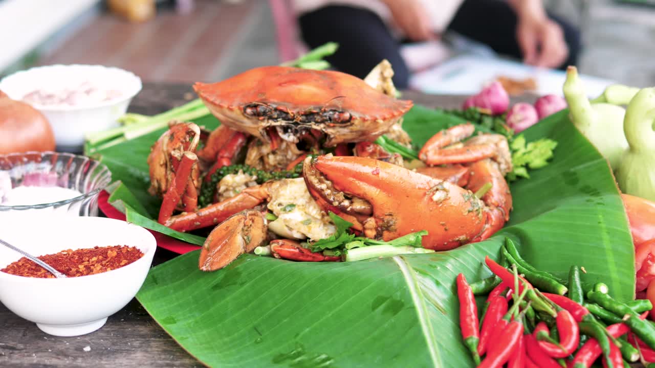 가까운 궤도에서 저녁 식사를 위해 준비된 맛있는 붉은 삶은 게
