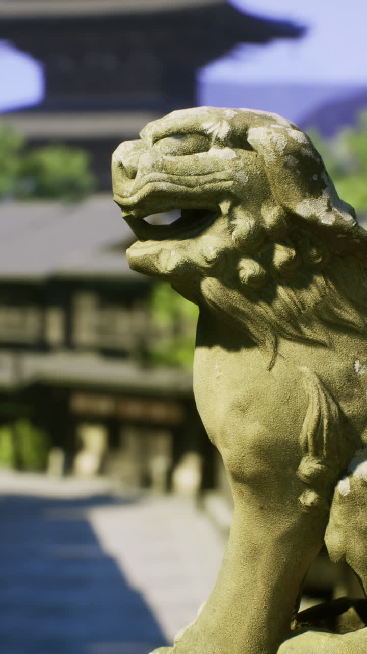 Antigua estatua de un león con vistas a una calle tranquila bordeada de cerezos en flor