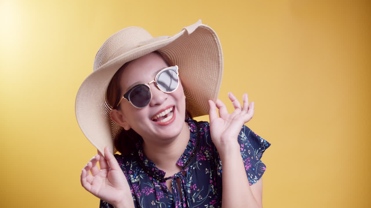 mujer de belleza asiática emocionada con gafas de sol y buena