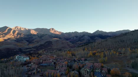 Schwenk-Drohnenaufnahme-Rechts-Vom-Bergdorf-In-Telluride,-Colorado