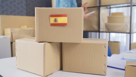 Spanien-Flagge-Auf-Logistikfrachtpaket.