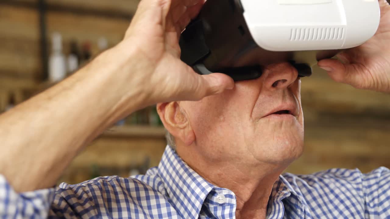 hombre mayor experimentando auriculares vr 4k