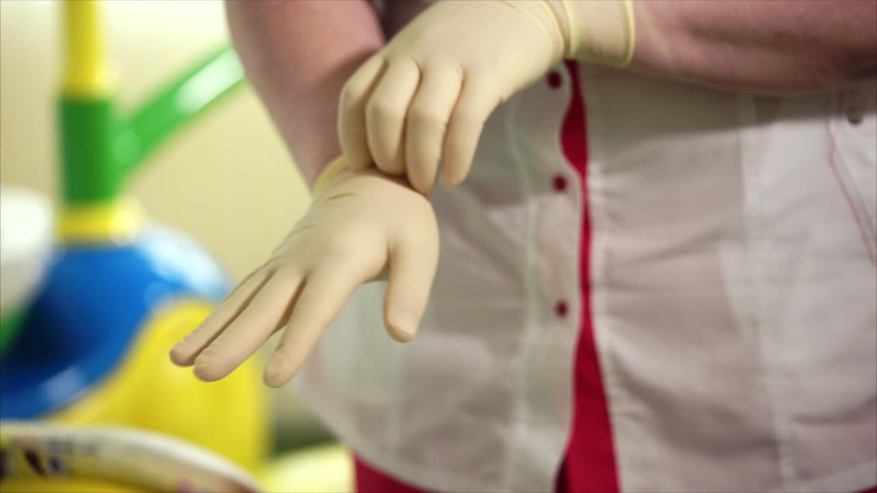 ponerse guantes médicos