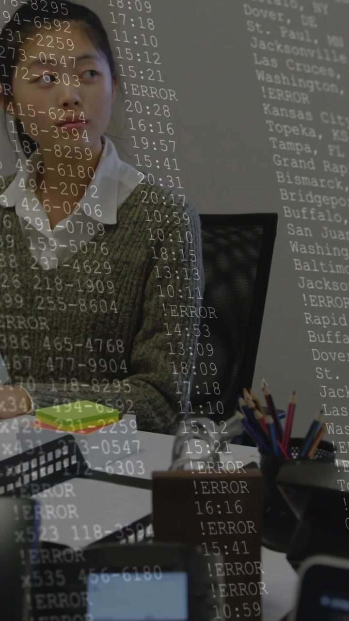 Video verticale: Overlay di log che si eleva su un laptop, donna che prende appunti, uomo che arriva, entrambi che sistemano i log IT.