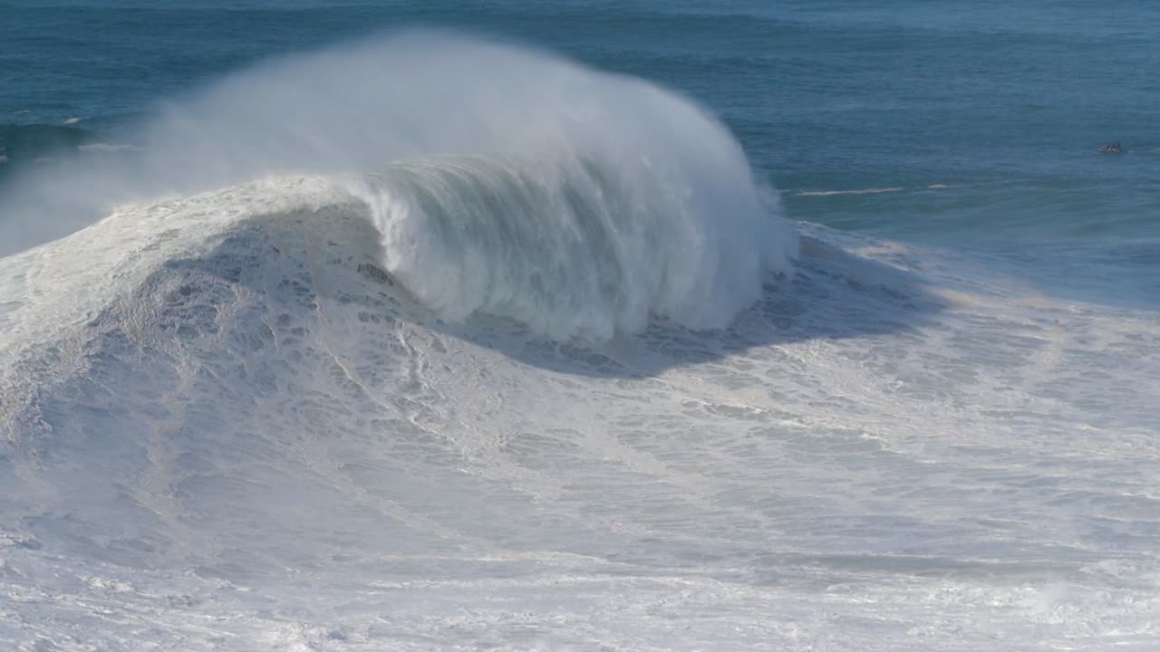 cámara lenta de una hermosa ola blanca en nazaré, portugal
