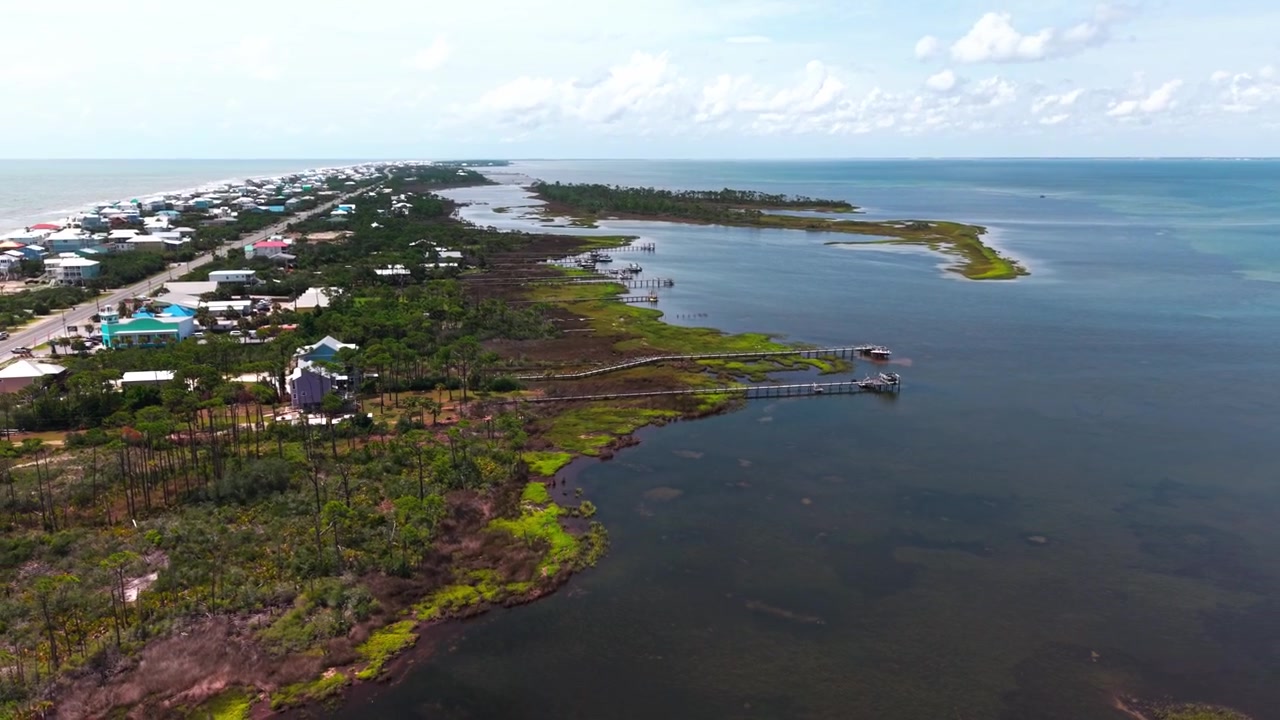 Upea dronekuva Saint Joseph Bayn soisesta ja sammaleisesta kosteikkoalueesta Cape San Blas Beach -yhteisön vieressä kaukana, Port St. Joessa, Floridassa, Yhdysvalloissa.